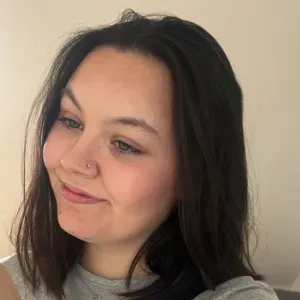 Jeune baby-sitter expérimenter