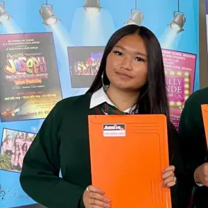 Baby-sitter qui est  trilingue 