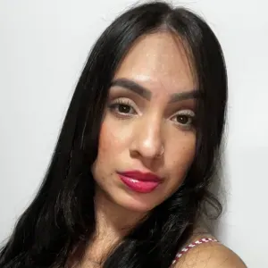 Señora de la limpieza en Salamanca enfocada en los detalles