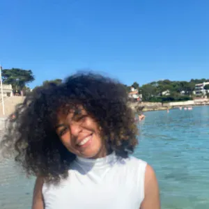 BABY SITTER A ANTIBES pleine d'amour a donner