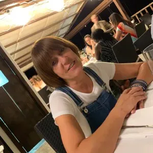 Buongiorno mi chiamo Stefania. Sono una signora di 49 anni .