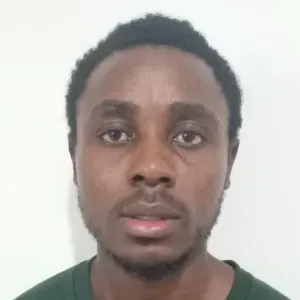 Elie spécialiste en ménage, j'ai 26 ans 