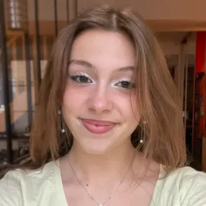 Baby-sitter rigolote et droite dans ses bottes