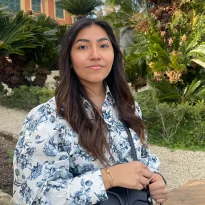 Étudiante trilingue très sérieuse, souriante et aimable.