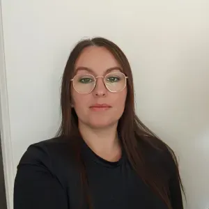 Dame de compagnie souriante avec le sens du relationnel 