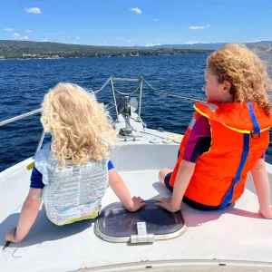 Sortie d'école pour deux filles 