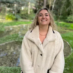 Cat sitter fiable et souriante