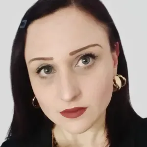 Donna delle pulizie e riordino spazi