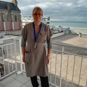 Femme de chambre et lingère dans un hôtel 4 étoiles 