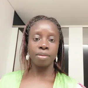 Procuro trabalho também como ajudante de cozinha 