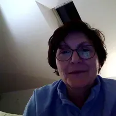 Infirmière de formation à la retraite