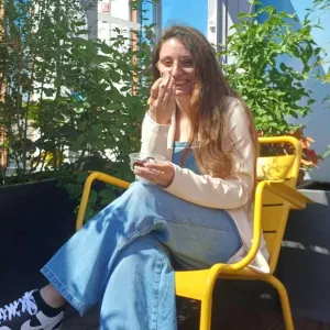 Baby-sitter, aide aux devoirs, fais l' entretien.Multitâches
