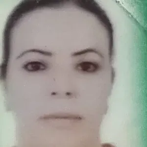 une femme qui garde les personnes âgés avec de l'expérience 