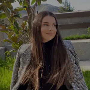 Erfahrene Babysitterin mit Herz und Flexibilität