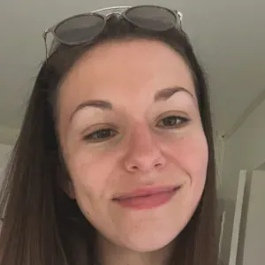 Babysitter douce, dynamique et expérimentée avec les enfants