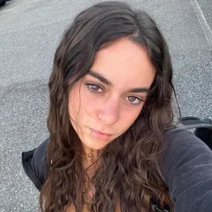 Pet sitter esperta con cani, gatti e tartarughe