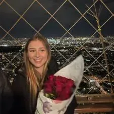 Louise, baby-sitter affectueuse et digne de condiance