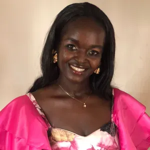 Empregada de limpeza responsável, com atenção aos detalhes