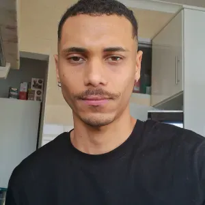 Cuidar de crinaças ou animais, tarefas doméstica.