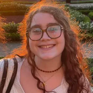 Jeune femme ayant de l'expérience avec les enfants .