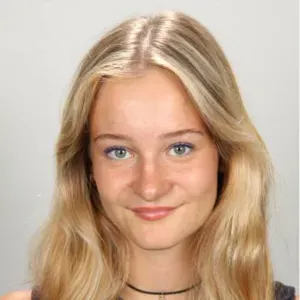 Baby-sitter disponible à Paris et région parisienne sud