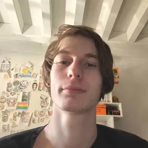 Étudiant bienveillant peu expérimenté