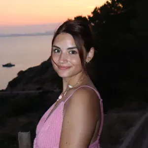 Baby sitter expérimentée avec 7 ans de travail en crèche 