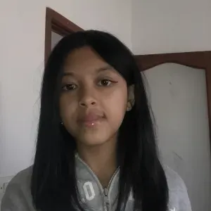 Jeune baby-sitter qui étudie dans le 6è