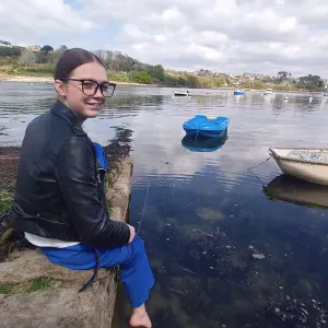 Jeune fille de ménage responsable 