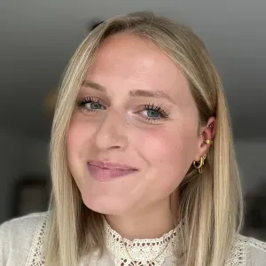 Baby-sitter expérimentée prête à vous aider quotidiennement