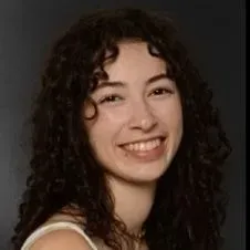 Babysitter 22ans etudiante ( parle francais et anglais)