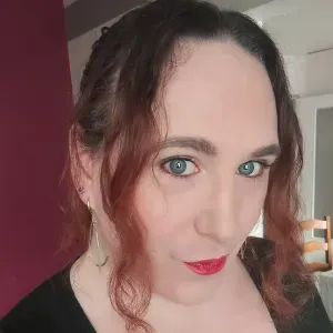 Femme de ménage souriante dans le 27 et le 28