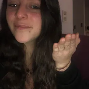 Femme de ménage aime aider les personnes 