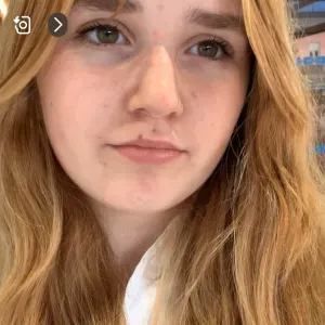 Garde d'enfants souriante et responsable