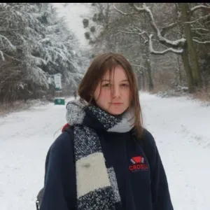 Baby-sitter disponible après midi, le soir et le weekend