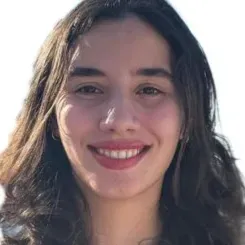 Jeune baby-sitter de confiance avec expérience familiale