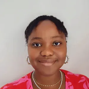 Baby-sitter expérimentée et disponible