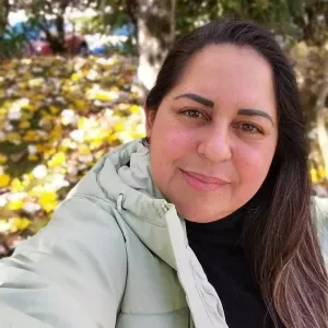 Procuro emprego para serviços gerais e cuidadora de idosos.