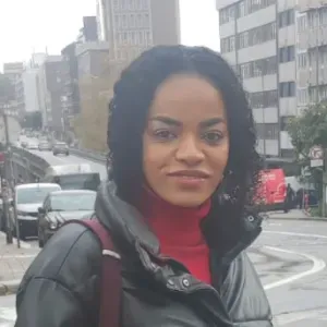 Cuidadora profissional com experiência 