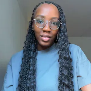 Baby-sitter joyeuse et attentive, enfants toujours heureux