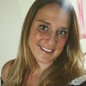 Jeune femme souriante et douce aide de vie