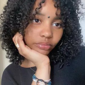 Étudiante cherchant en emploi (vacances scolaires/week-ends)