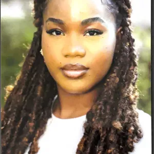 Rayanna, baby-sitter de 20ans, actuellement étudiante.