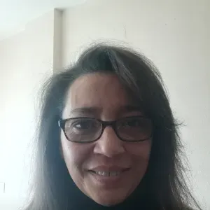 Empleada de personas mayores con vocación de servicio 