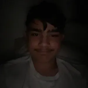 Un adolescent de 15 ans garde pour le soir