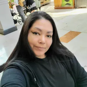 Femme de ménage expérimentée en matière de nettoyage.