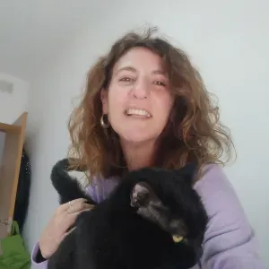 Cuidadora de animales en l'horta Sud