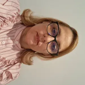 Auxiliaire de Vie expérimentée , Prof d'Arts et Musique.