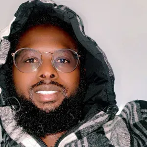 Homme de ménage responsable avec beaucoup de rigueur