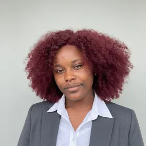 Empregada de limpeza, com maior atenção e cuidado em tudo